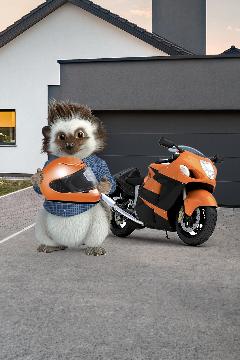 Seguro de moto a todo riesgo Rizo, mascota de Génesis Seguros, junto a una moto