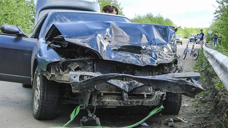 Coche con avería en parte delantera