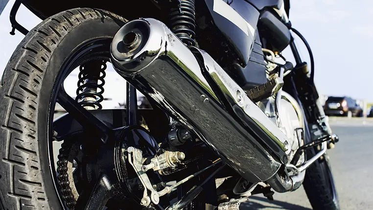Rueda y tubo de escape de una moto