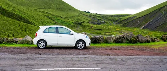 Un coche blanco en la carretera