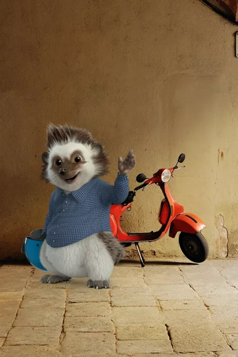 Rizo, la mascota de Génesis Seguros, con una moto detrás