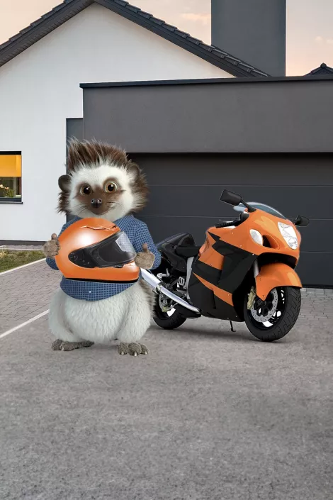 Rizo, mascota de Génesis Seguros, junto a una moto