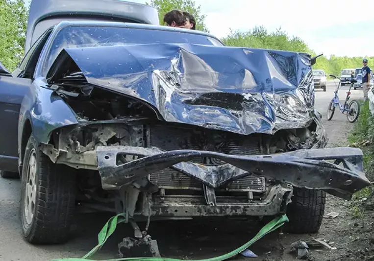 Coche con avería en parte delantera