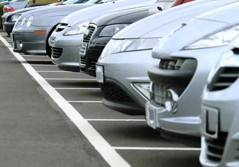 Coches aparcados en batería