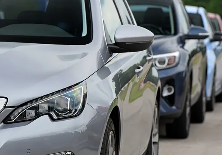 Coches aparcados en línea