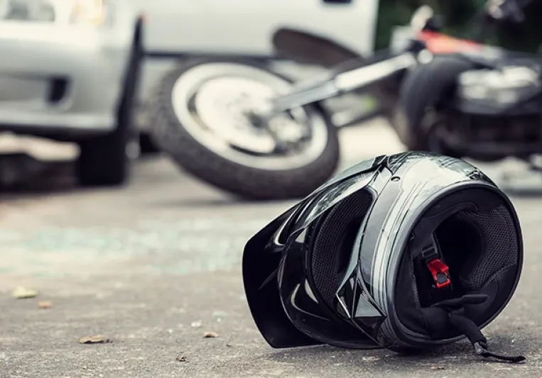 Una moto y un casco en el suelo