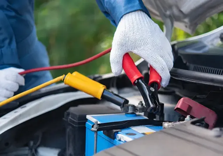 Un técnico ajustando la batería de un coche