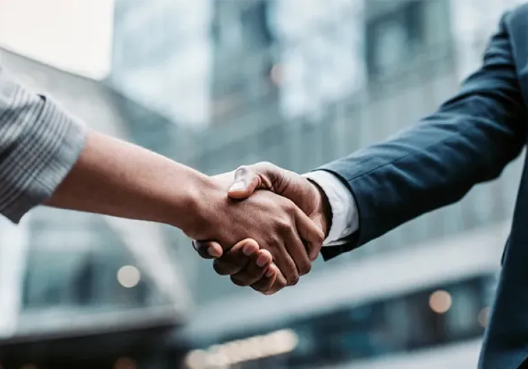 Dos personas dándose la mano