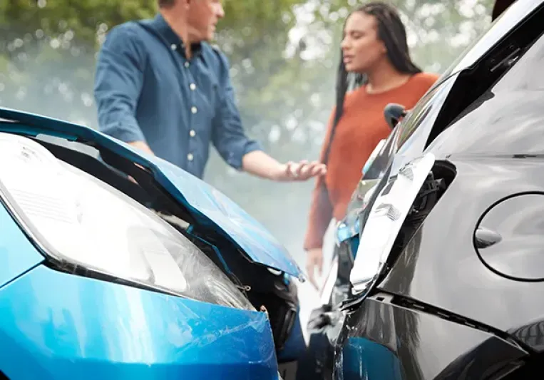 Dos personas fuera del coche mediando