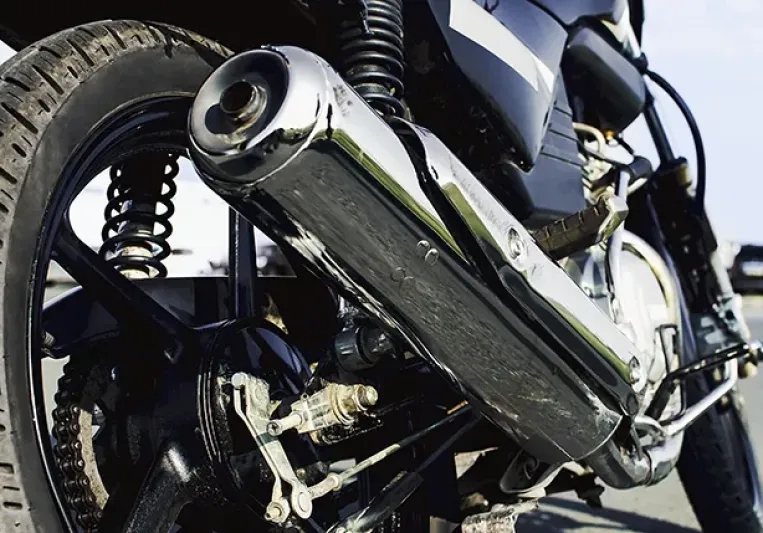 Rueda y tubo de escape de una moto