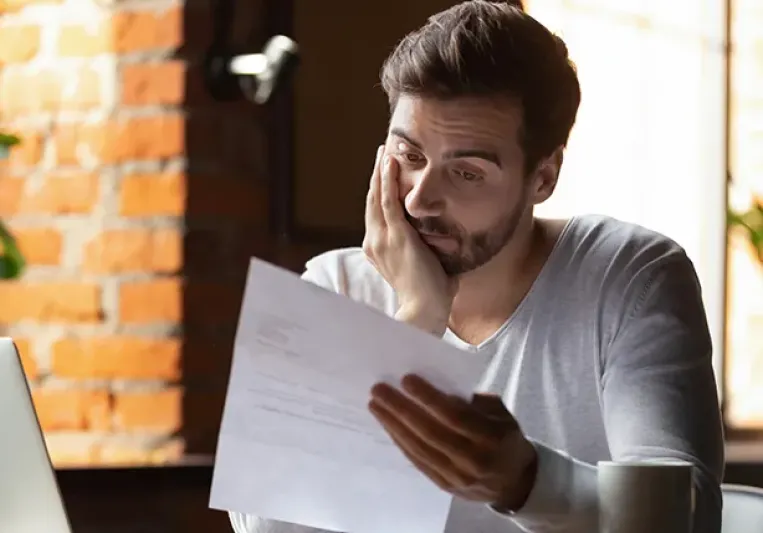 Chico revisando papel