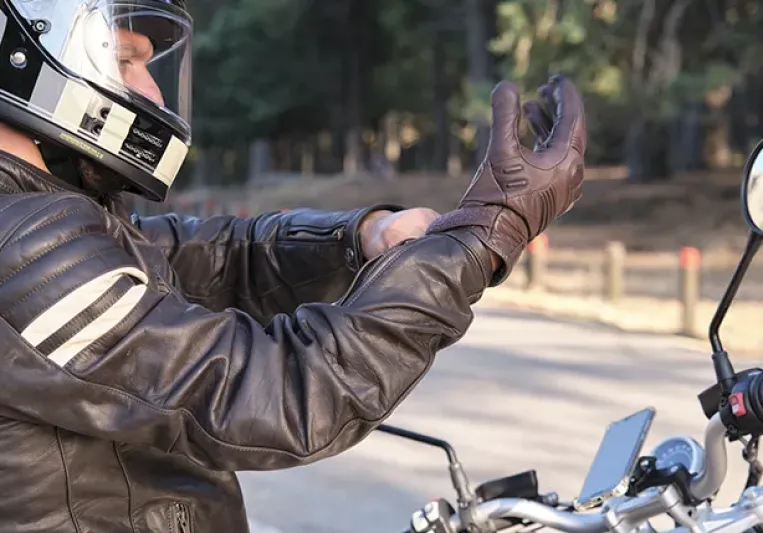 Uso de guantes moto obligatorio