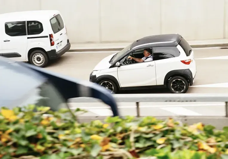 ¿Puedo conducir un coche sin carnet?: requisitos, modelos y normativa legal