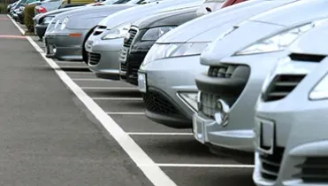 Coches aparcados en batería