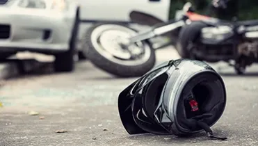 Moto y casco en el suelo