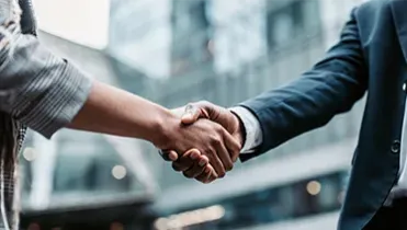 Dos personas dándose la mano