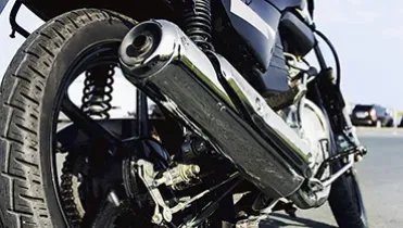 Rueda y tubo de escape de una moto