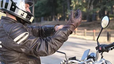 Uso de guantes moto obligatorio