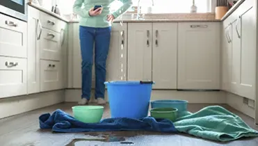 ¿El seguro de hogar cubre los daños por agua del vecino de arriba?