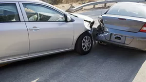 Qué cubre el seguro de coche a terceros Dos coches que se han chocado