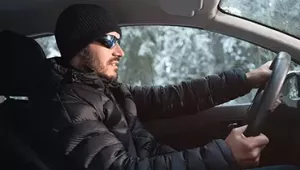¿Se puede conducir con el abrigo puesto? Hombre conduciendo con abrigo puesto