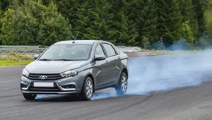 Funcionamiento y utilidad del servofreno en tu coche Coche echando humo