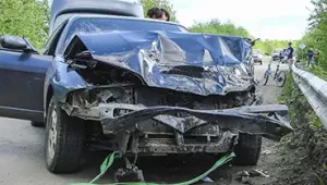 Cómo se calcula el valor venal de un coche y por qué es importante Coche con avería en zona delantera