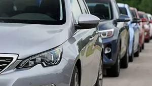 Coches aparcados en línea