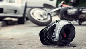 Moto y casco en el suelo