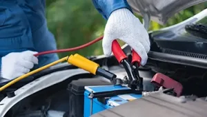 Un técnico ajustando la batería de un coche