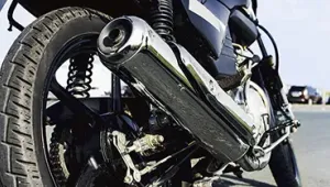 Rueda y tubo de escape de una moto