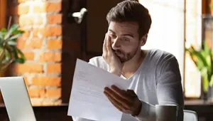 Chico revisando papel