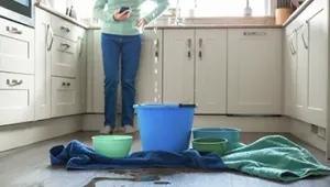 ¿El seguro de hogar cubre los daños por agua del vecino de arriba?