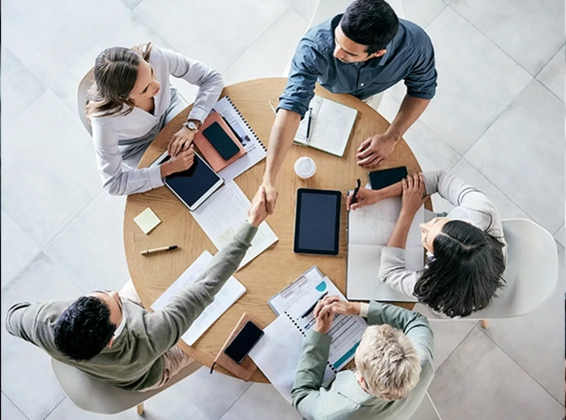 Nuestro Grupo - atendiendo a nuestros clientes Nuestro Grupo - atendiendo a nuestros clientes